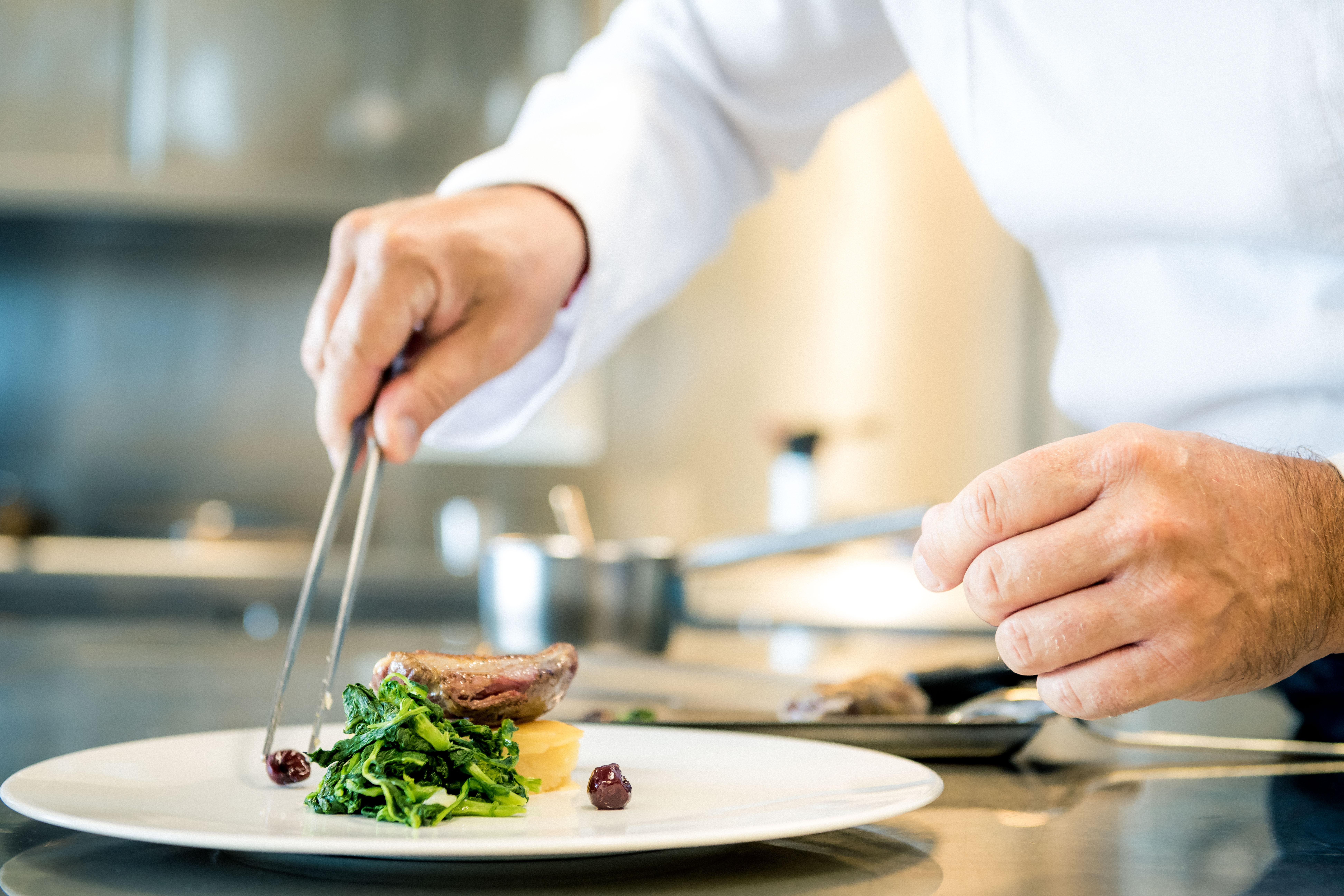 Grand Hotel Bristol Spa Resort, By R Collection Hotels Rapallo Exteriér fotografie A chef plating a dish