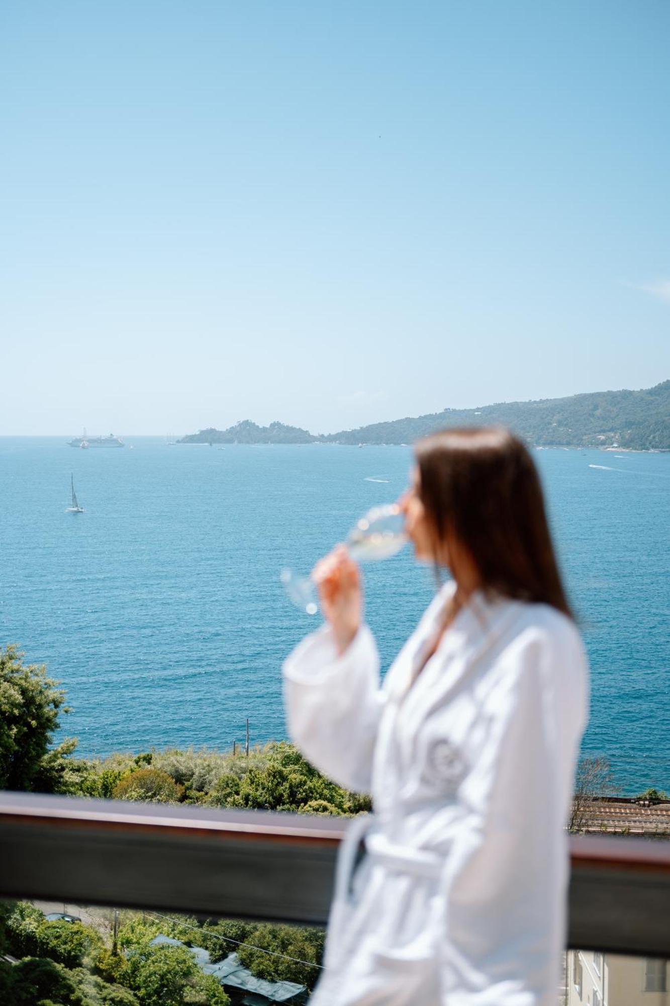 Grand Hotel Bristol Spa Resort, By R Collection Hotels Rapallo Exteriér fotografie A woman drinking sparkling wine