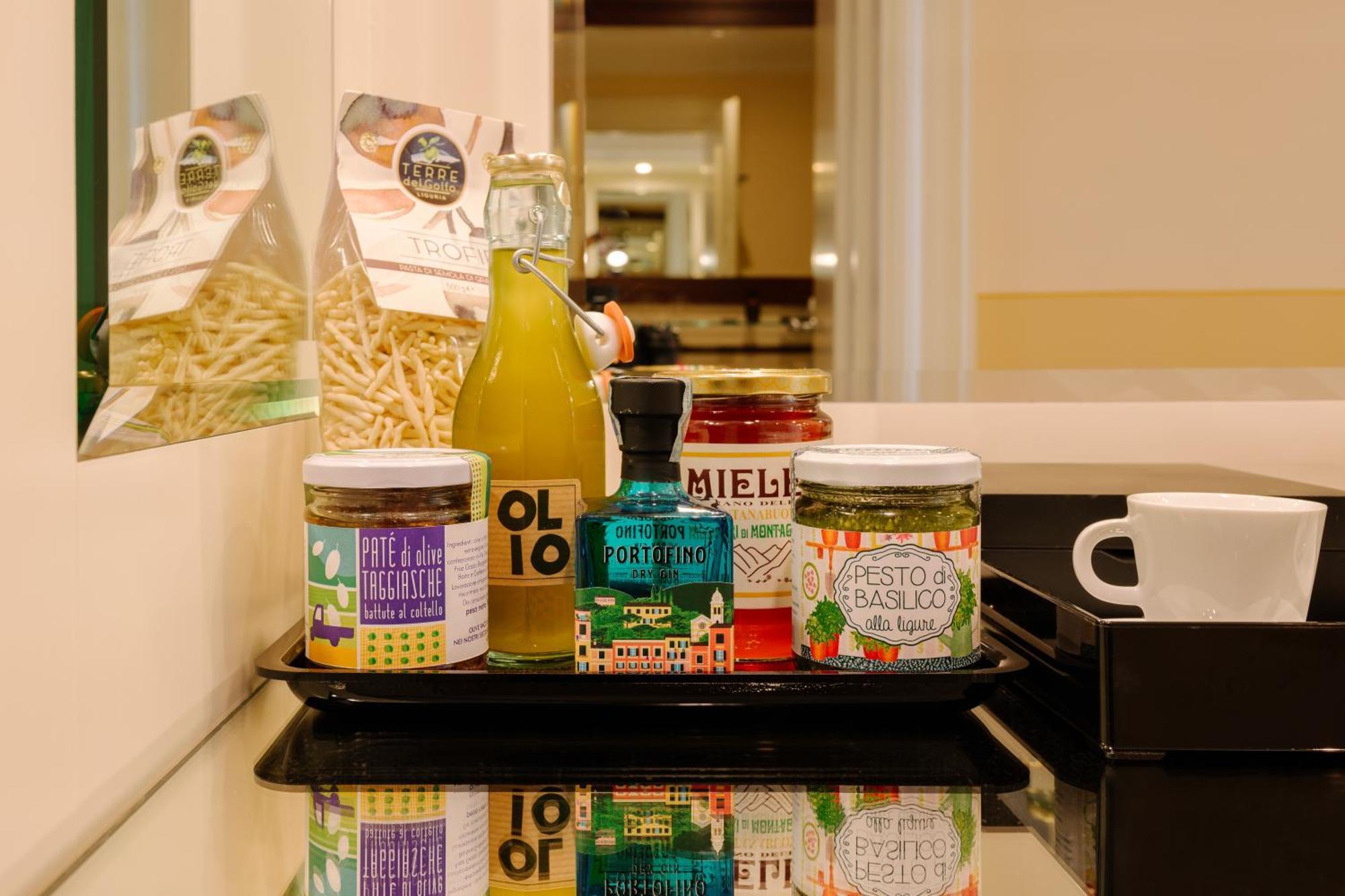Grand Hotel Bristol Spa Resort, By R Collection Hotels Rapallo Exteriér fotografie Olive oil and other Italian products